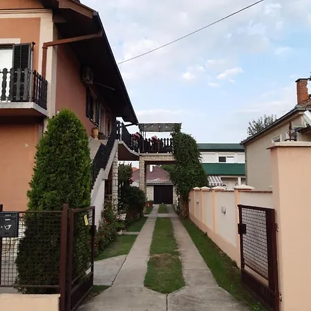 Deluxe & Alexander דירה